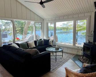 Pretty Cottage - newly renovated cottage on Six Mile Lake - Great swimming - Port Severn - Sala de estar