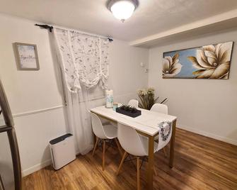 Tiny remodel mobile home close to Orlando and Sanford Airport. - Casselberry - Dining room