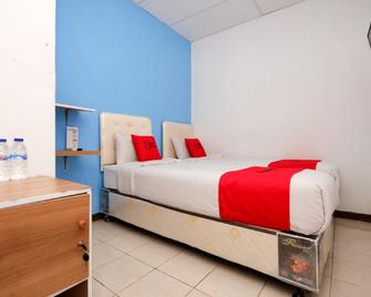 RedDoorz Near Kota Lama Semarang - Semarang - Schlafzimmer