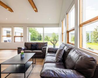 Laugavellir Tower Suite - Reykholt - Living room