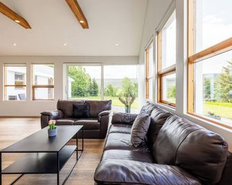 Laugavellir - House - Reykholt - Wohnzimmer