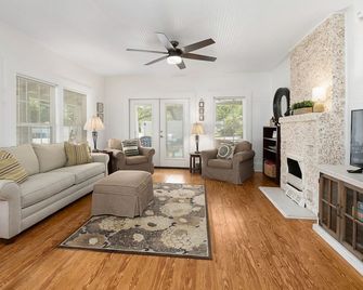 Spacious Cottage-Wraparound Deck! One short block to beach-Walk to Pier Village! - Saint Simons - Living room