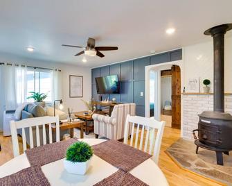 Loveland Retreat with Bicycles, Deck and Fire Pit! - Loveland - Dining room