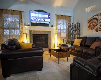 Spacious 4-bedroom house in charming Olive Branch with WiFi, AC - Olive Branch - Living room