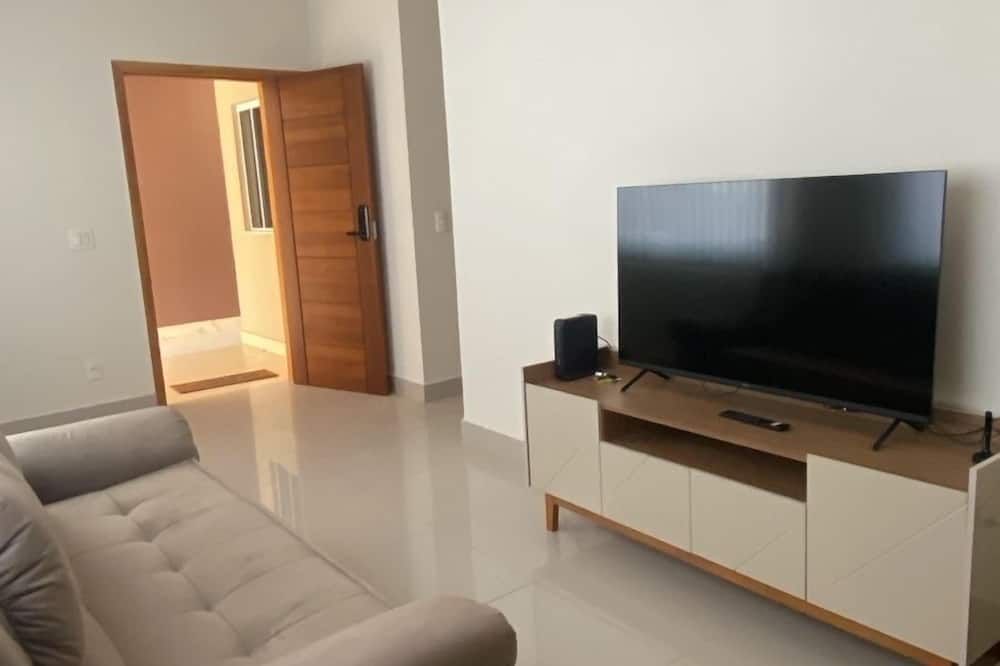 Kingdom Of Eagles / Beautiful 3 Bedroom house near to the Airport in Londrina. - لوندرينا - غرفة معيشة