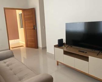Kingdom Of Eagles / Beautiful 3 Bedroom house near to the Airport in Londrina. - Londrina - Wohnzimmer