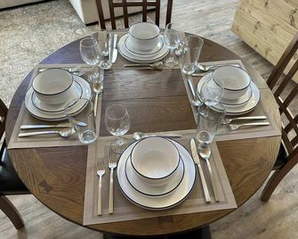 Kabin Life with Keesca Kabin. Relax after a day of sightseeing in the Rockies. - Hinton - Restaurant