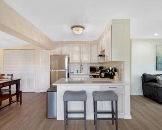3 Bedroom House in Quiet Neighborhood - Davie - Kitchen