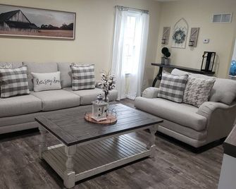 Comfy Cottage in the Middle of Everything! - Warren - Living room