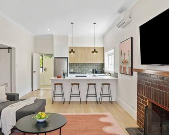 Wilson House - Central Character Home - Mount Gambier - Kitchen