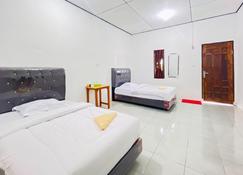 Kempu Tigan Homestay Mitra RedDoorz - Berastagi - Bedroom