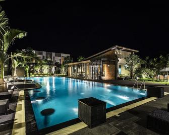 Cresco Hotel Buriram Sha Extra Plus - Buriram - Pool