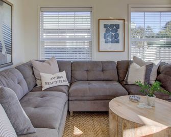 Chic Summer House Cottage Walk to Ocean! - Pacific Beach - Living room