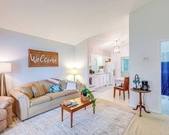 Roanoke Mountain Home 4 Mi to Blue Ridge Parkway! - Roanoke - Living room