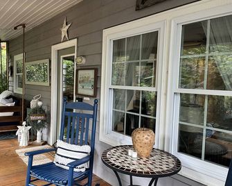 Cozy 2-bedroom Bungalow 5 minutes from Downtown - Clayton - Balkon