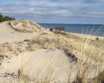 Beach cottage in nature reserve with one minute to the sea and the white sand beach - Yngsjö - Beach