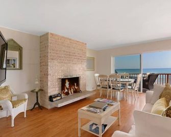 Oceanfront Cottage on Carbon Beach -Sea Lion - Malibu - Living room