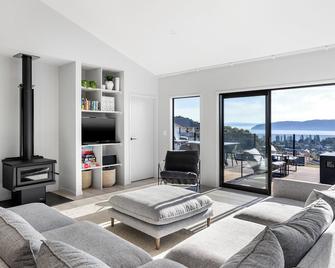 Kinloch Bach With Heaps Of Room! - Kinloch - Living room
