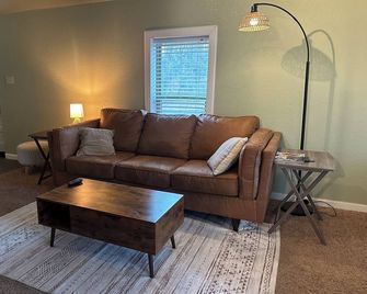 Charming 2-bedroom farmhouse in peaceful Joplin - Joplin - Sala de estar