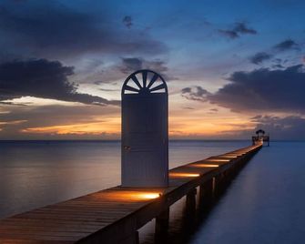 Puerta Azul - Coxen Hole