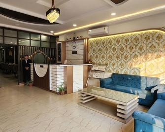 Pineberry Hotels - Near Golden Temple - Amritsar - Front desk