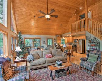 Andrews Cabin with Game Room and Covered Porch! - Andrews - Sala de estar