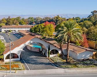 Super 8 by Wyndham San Jose Airport - San Jose - Building