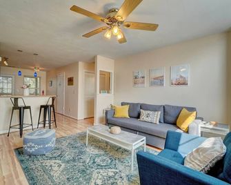 Close 2 East Beach, Eov, King Bed, Top Floor C - Norfolk - Wohnzimmer