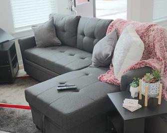 Tiny Home Near Mtb Trails, Wal-Mart Hq, Sleeps 6 - Centerton - Living room
