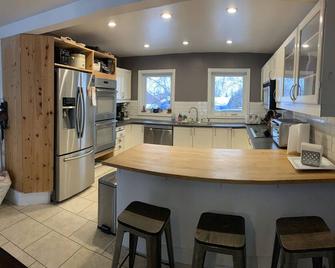 Large home with extras. Large yard, fire pit, Deck, BBQ, sunroom, hot tub, pool - Yellowknife - Kitchen
