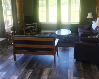 112 waterfront cottage close to beaches w/hot tub - Souris - Living room
