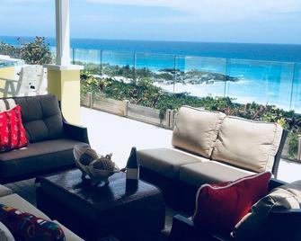 Stunning Views Of Horseshoe Bay Beach. Enjoy The Sounds Of The Lapping Waves! - Southampton