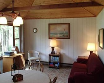 Stay at this cozy cottage perfect for couples! - Baileys Harbor - Living room