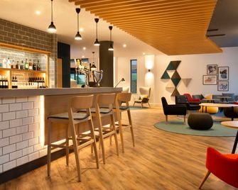 Holiday Inn Express Cheltenham Town Centre By IHG - Cheltenham - Bar