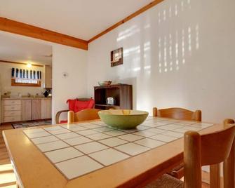 Vineyard Haven Guest House - Sleeps 4, A/C, Walk to Town - Vineyard Haven - Comedor