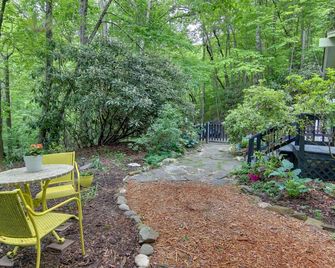 Le-Petit Chalet with Fire Pit about 15 Mi to Asheville - Black Mountain - Buiten zicht