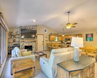 Private Boat Dock Lakefront Eldon Home! - Eldon - Sala de estar