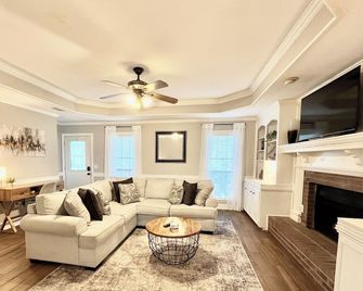 Harbor Hideaway - Entire home in Madison, MS - Madison - Living room