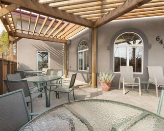 Days Inn & Suites by Wyndham Thunder Bay - Thunder Bay - Patio
