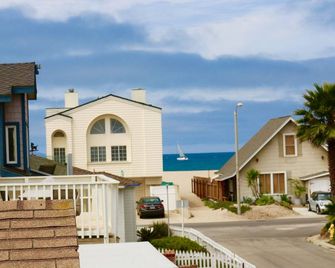 Steps from the beach See and hear the ocean from this beautiful beach house - Oxnard - Building