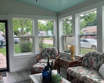 Luxurious 4 Bedroom, 3 Bath home, Steps from Stearns Park and Lake MI! - Ludington - Living room