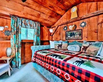 Emperor Cabin with Tiny house, Treehouse and bar - Tobyhanna - Bedroom