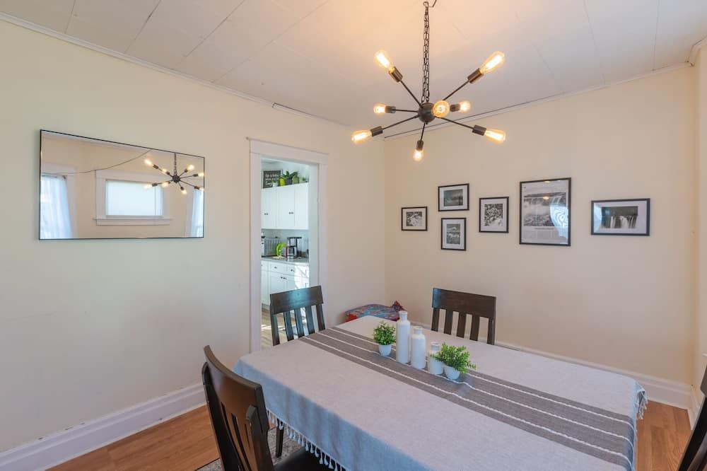 10%0ff 3-Bedroom hone with AC & WiFi, 5 min from Falls, comfy, clean & cozy. - ניאגרה פולס - חדר אוכל