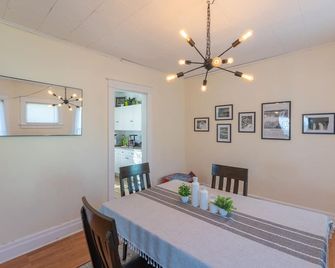 10%0ff 3-Bedroom hone with AC & WiFi, 5 min from Falls, comfy, clean & cozy. - ניאגרה פולס - חדר אוכל