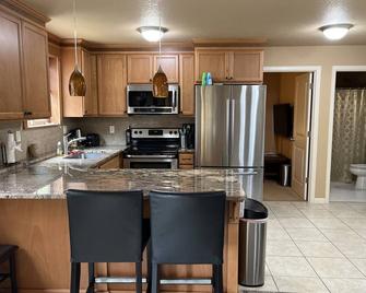 Upscale 1/1 apt close to Fred Meyers, MAX tram and 305 exit - Portland - Cocina