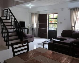 A perfect home villa for everyone in Batangas City - Batangas - Living room