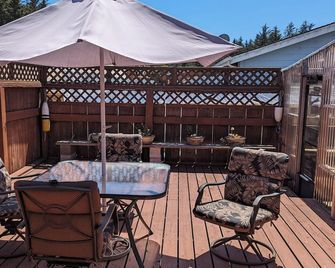Blue Heron Getaway. Come enjoy the spring and summer in our great cozy house. - Reedsport - Balcón