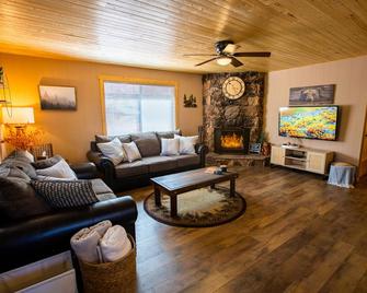 Cozy Mountain Cabin w/ Fireplace and BBQ - Sugarloaf - Living room