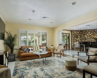 Cozy Hygge Home Centrally Located 2 King Beds - Bakersfield - Salon