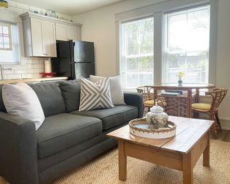 Peaceful Retreat, Obx Village Studio - Wanchese - Living room